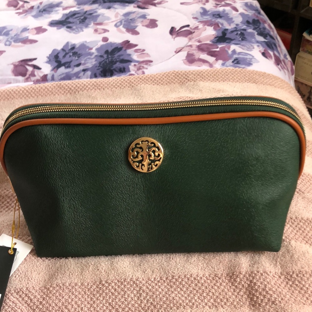 Rebecca and Ricky green cosmetic bag with two small bottles nice size🌺🪷🪷